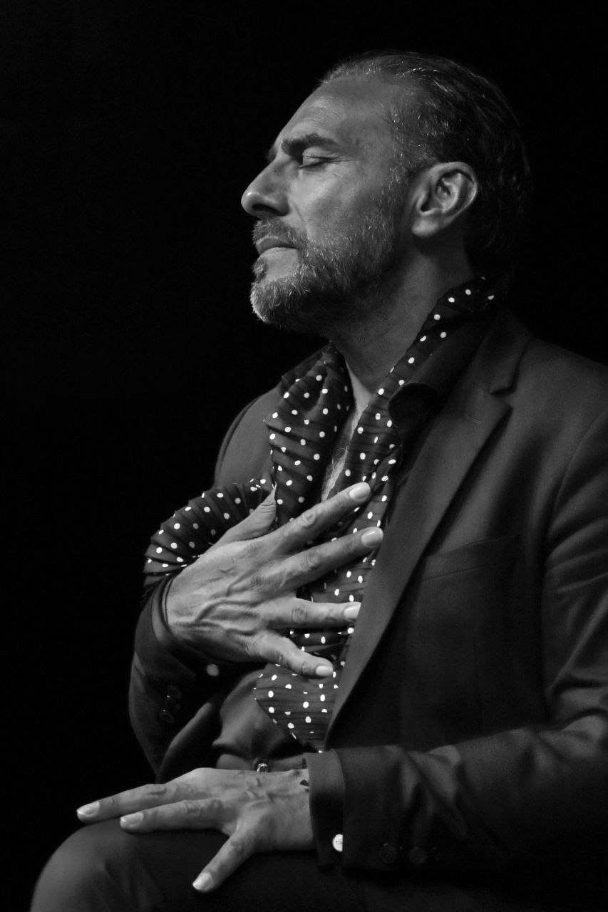 Pedro El Granaíno cantando, retrato en blanco y negro